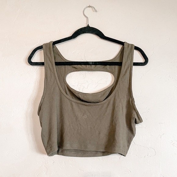 Lululemon Green LA Front Cut-Out Crop Tank - Picture 3 of 7